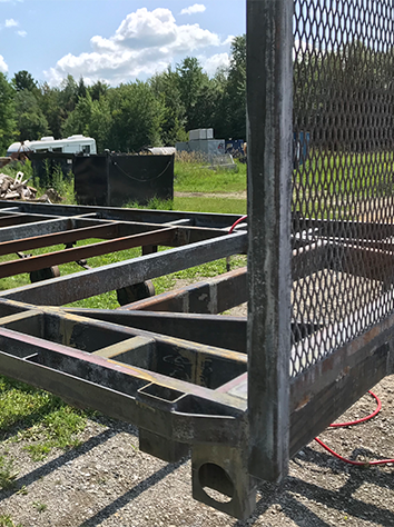 Image d'un cadre métallique robuste avec une grille, fabriqué pour un projet extérieur chez Réparation et Fabrication Gagné.