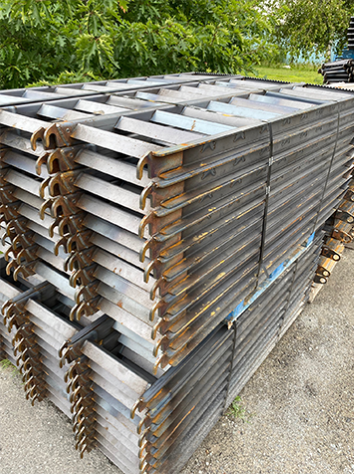 Image d'une pile de cadres métalliques empilés, prêts à être utilisés ou expédiés chez Réparation et Fabrication Gagné.