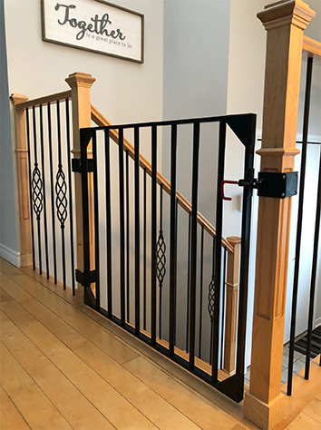 Image d'une barrière intérieure en métal, installée dans une maison, réalisée par Réparation et Fabrication Gagné.